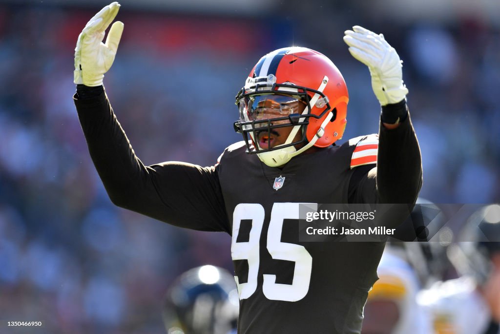 Pittsburgh Steelers v Cleveland Browns