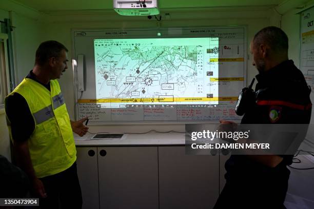 Fire Department Command Map Command Center Map Photos and Premium High Res Pictures - Getty Images