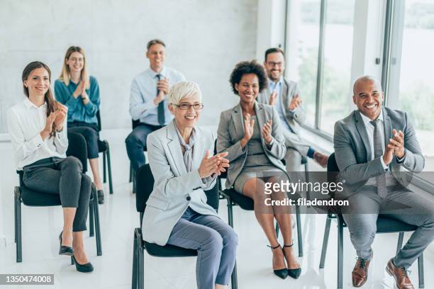smiling audience applauding - employee appreciation 個照片及圖片檔