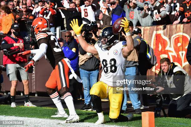 Pat Freiermuth of the Pittsburgh Steelers celebrates a touchdown in the second half against the Cleveland Browns at FirstEnergy Stadium on October...