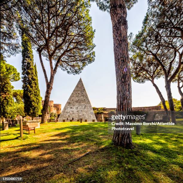 the pyramid of cestius and the san paolo gate seen from the 
non-catholic cemetery known also as the protestant cemetery - evergreen cemetery stock pictures, royalty-free photos & images