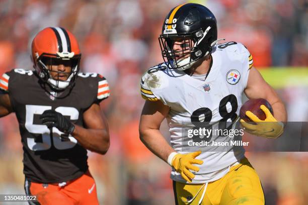 Pat Freiermuth of the Pittsburgh Steelers carries the ball against Malcolm Smith of the Cleveland Browns in the second half at FirstEnergy Stadium on...