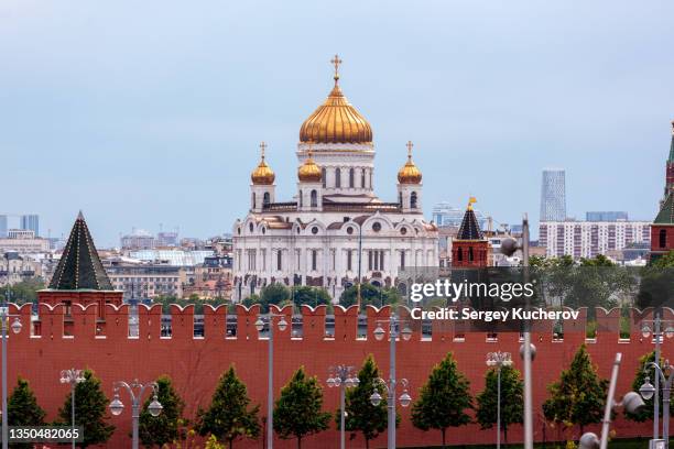 view of the cathedral of christ the savior behind the kremlin wall - russia sanctions stock-fotos und bilder