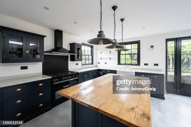 cuisine spacieuse dans une maison luxueuse avec un décor moderne - sol en ciment photos et images de collection