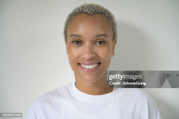 retrato de una mujer negra de principios de los años 30 con ropa casual - bleached hair fotografías e imágenes de stock