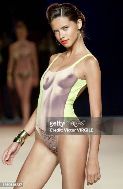 Adriana Lima walks the runway during the Rosa Cha Ready to Wear Spring/Summer 2001 fashion show as part of the New York Fashion Week on September 21,...