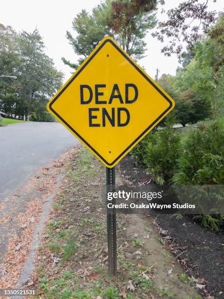 dead end yellow square sign at road in countryside - señal de calle sin salida fotografías e imágenes de stock