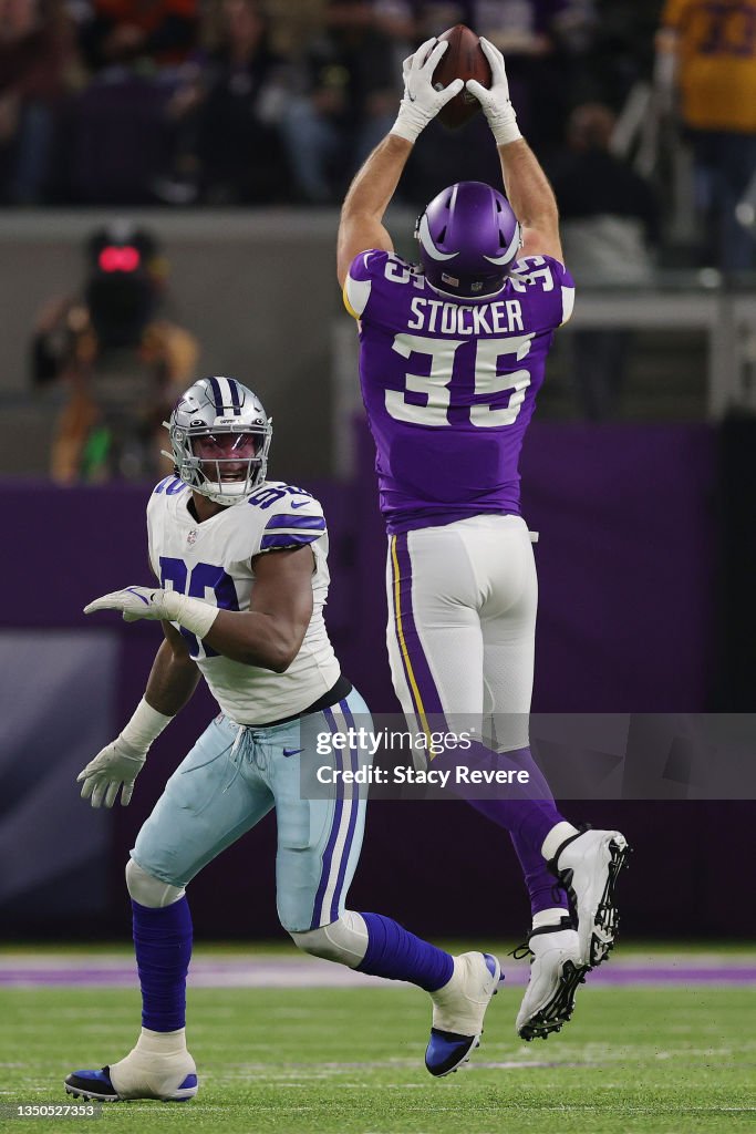 Luke Stocker Luke Stocker of the Minnesota Vikings catches a pass against Dorance ...