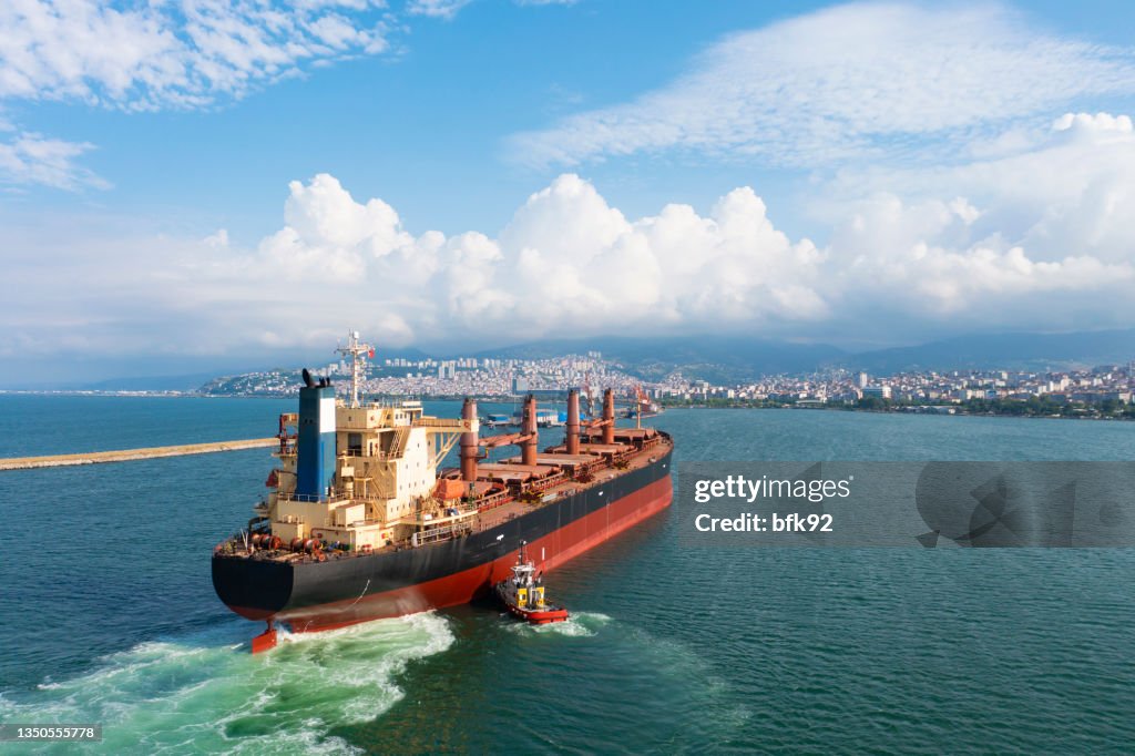 ポートに接近する大型バルクキャリアの空中写真。