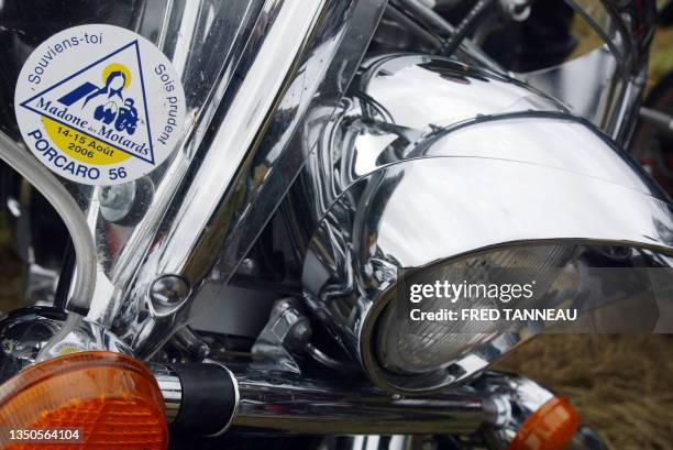 Photo prise le 15 août 2007 à Porcaro, d'un phare de moto, lors du traditionnel pardon de la Madone des Motards. Venus de France entière et parfois...