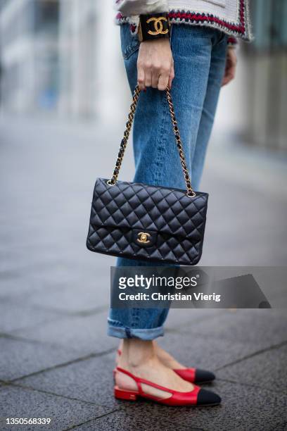 Alexandra Lapp is seen wearing Jeans - Hiker Hover high waist, straight leg Jeans from Mother, Bag - Vintage Classic Chanel Flap-Bag ’The Chanel...