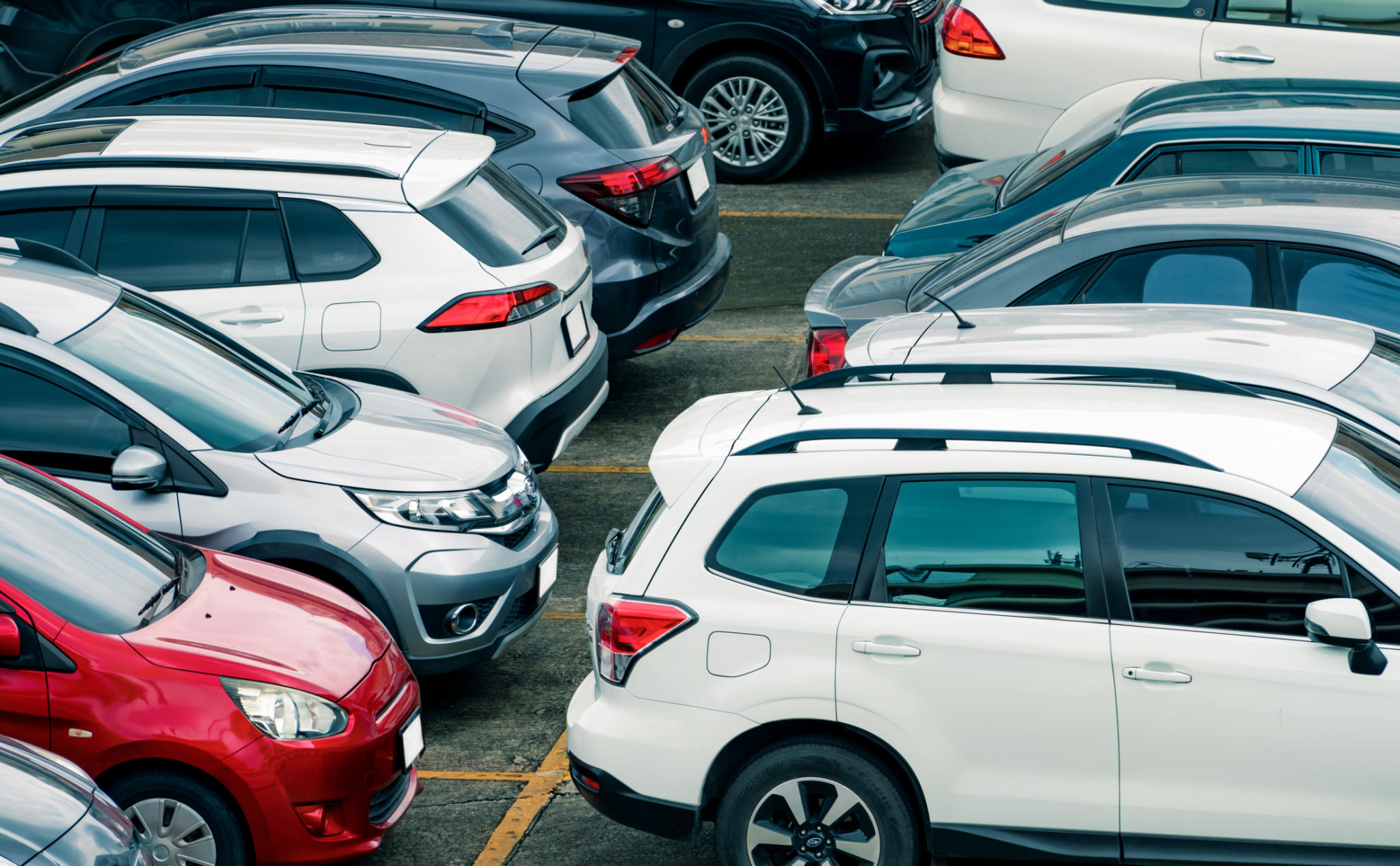 Coche aparcado en el aparcamiento del aeropuerto para alquiler. Vista aérea del aparcamiento del aeropuerto. Coche de lujo usado en venta y servicio de alquiler. Plaza de aparcamiento de automóviles. Concepto de concesionario de automóviles. Coche aparcado en el aparcamiento del aeropuerto para alquiler. Vista aérea del aparcamiento del aeropuerto. Coche de lujo usado en venta y servicio de alquiler. Plaza de aparcamiento de automóviles. Concepto de concesionario de automóviles.