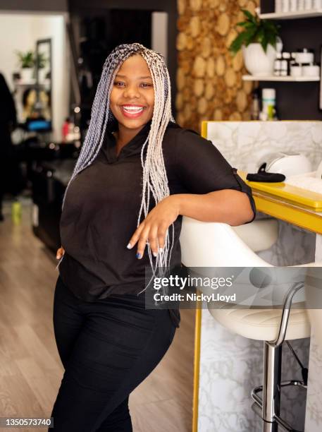 porträt einer erfolgreichen kosmetikerin in ihrem schönheitssalon - hairdressers black woman stock-fotos und bilder