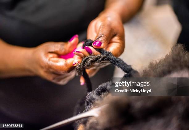 tranças cabeleireira e estendendo o cabelo do cliente - alongamento de cabelo - fotografias e filmes do acervo