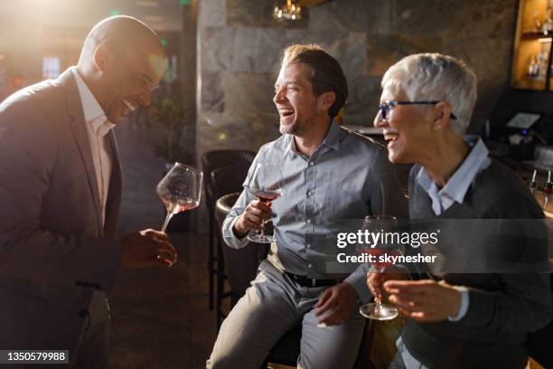 emprendedores alegres divirtiéndose en un bar después del trabajo. - happy hour fotografías e imágenes de stock