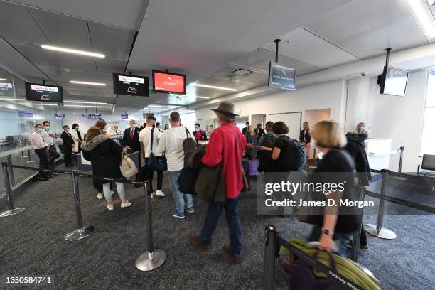 Passengers boarding QF1, a Qantas Boeing 787 Dreamliner aircraft at Sydney Airport en route to London via Darwin on November 01, 2021 in Sydney,...