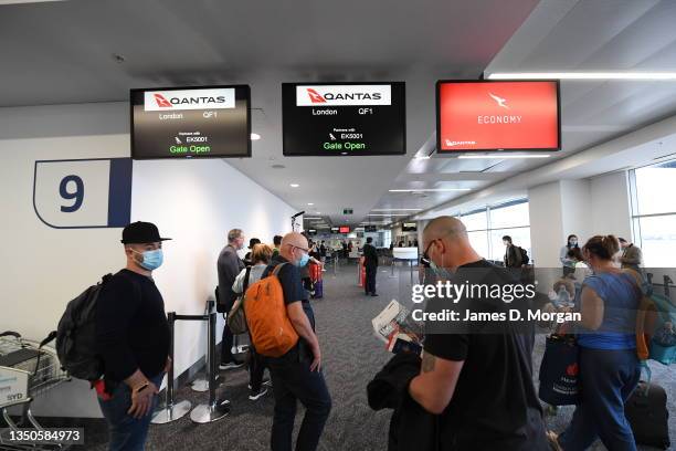 Passengers boarding QF1, a Qantas Boeing 787 Dreamliner aircraft at Sydney Airport en route to London via Darwin on November 01, 2021 in Sydney,...