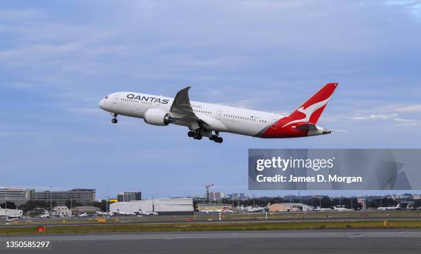 Qantas Boeing 787 Dreamliner aircraft takes off at Sydney Airport en route to London via Darwin on November 01, 2021 in Sydney, Australia. Fully...