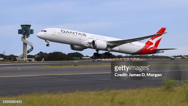 Qantas Boeing 787 Dreamliner aircraft takes off at Sydney Airport en route to London via Darwin on November 01, 2021 in Sydney, Australia. Fully...