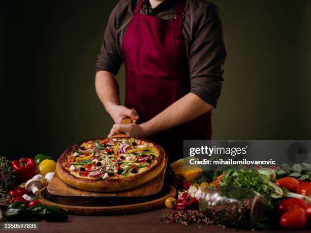 once you taste this pizza, you will be coming back - deep dish pizza stock pictures, royalty-free photos & images