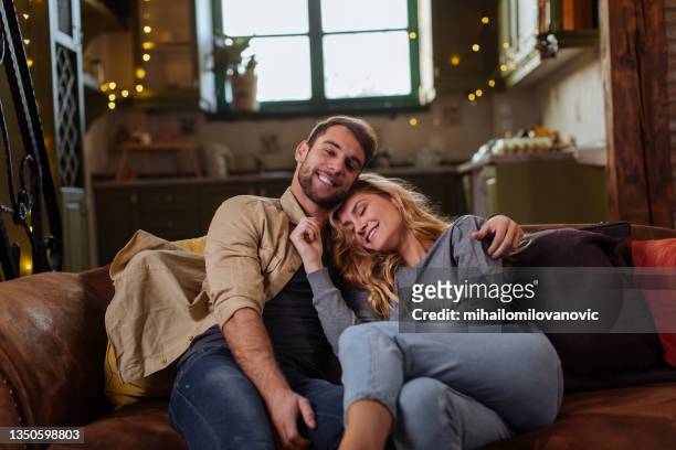 a cosy christmas at home - couple couch imagens e fotografias de stock
