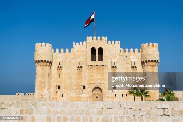 the qaitbay citadel of alexandria by the mediterranean - alexandria egypt fotografías e imágenes de stock