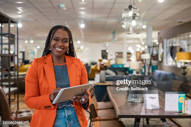 confianza en el lugar de trabajo - store fotografías e imágenes de stock