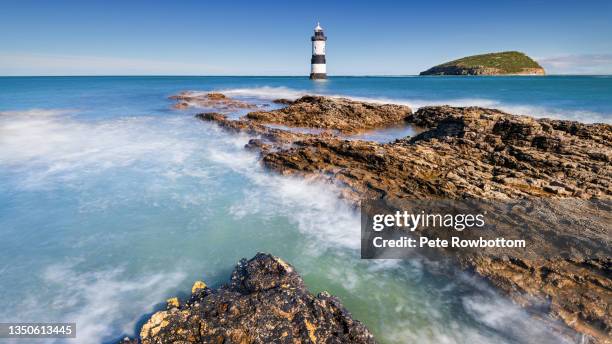 trwyn du lighthouse, penmon point - anglesey wales stock-fotos und bilder