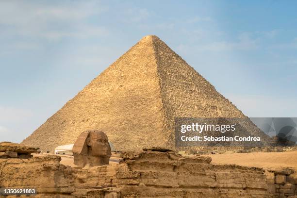 egyptian sphinx and pyramid of giza, cairo, egypt - mykerinos pyramid bildbanksfoton och bilder