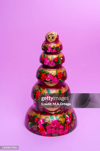 rustían matrioskas from the top - geometrical proposal - matryoshka dolls stock pictures, royalty-free photos & images