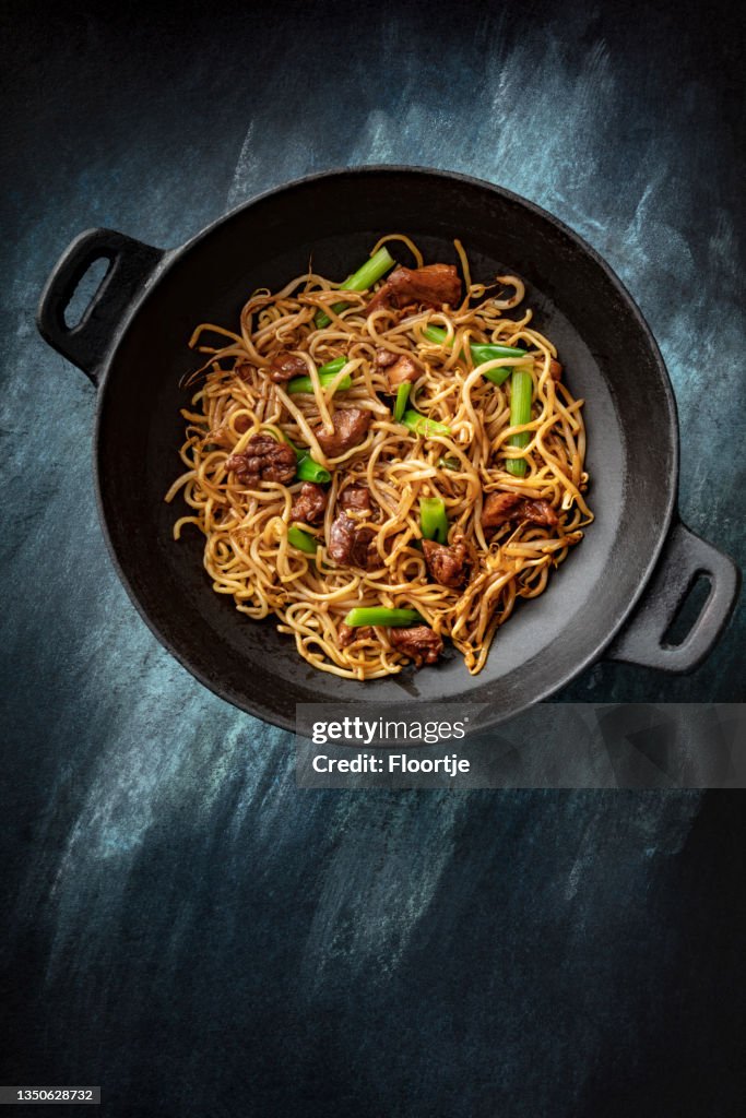Asiatisches Essen: Hühnchen Teriyaki und Nudeln Stillleben
