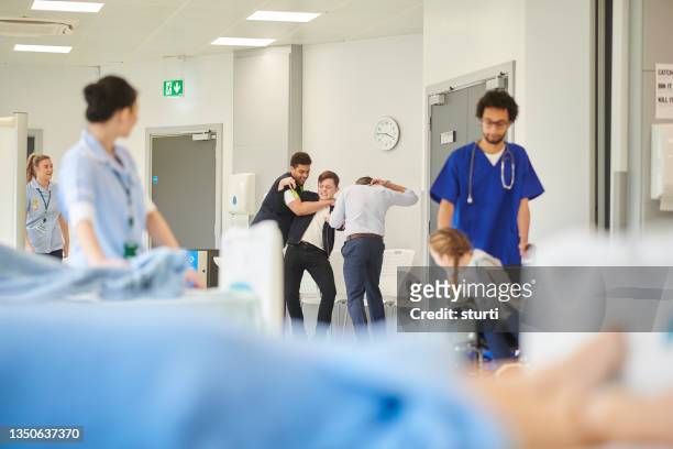 violencia en las salas de hospital - enfado fotografías e imágenes de stock