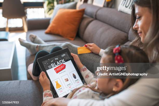 menina e mãe comprando online na venda da black friday - black friday shopping - fotografias e filmes do acervo