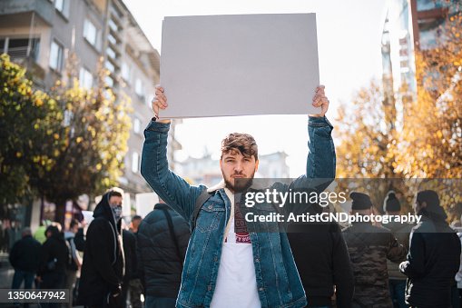 Mann auf Protest mit leerem Plakat. Mann auf Protest mit leerem Plakat.