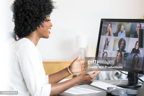 female financial advisor gestures during meeting with company employees - video conferencia imagens e fotografias de stock