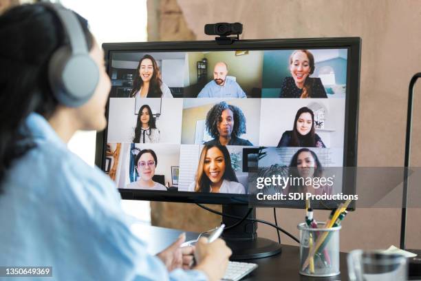 donna irriconoscibile indossa le cuffie mentre partecipa alla riunione con i colleghi - educazione online foto e immagini stock