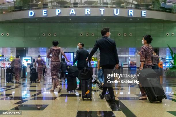 tripulação de cabine da singapore airlines caminhando em direção ao portão de embarque no aeroporto de changi - changi airport - fotografias e filmes do acervo