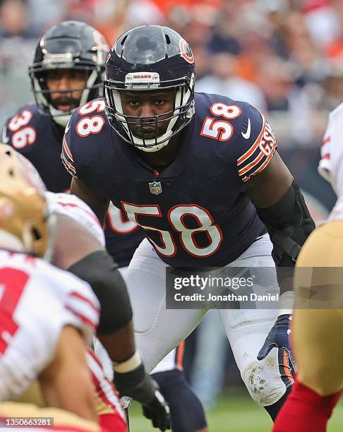 Roquan Smith of the Chicago Bears looks over the San Francisco 49er offense before the snap at Soldier Field on October 31, 2021 in Chicago,...