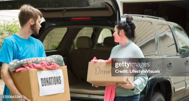 prepping donations for charity. - iemand een plezier doen stockfoto's en -beelden