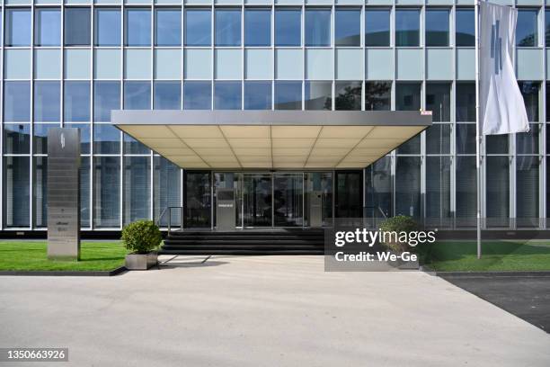 eingangsbereich zum dreischeibenhaus (ehemals thyssen hochhaus) in düsseldorf - entrance sign stock-fotos und bilder