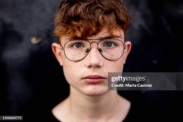 retrato de adolescente pelirrojo con pecas y anteojos - redhead boy fotografías e imágenes de stock