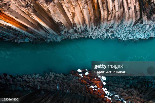 directly above view of the stuðlagil canyon with basalt rock formation in iceland. - wonderlust stockfoto's en -beelden