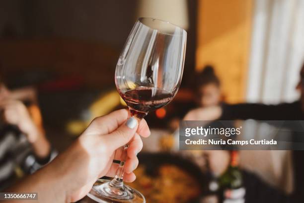 glass of red wine - maroon fotografías e imágenes de stock