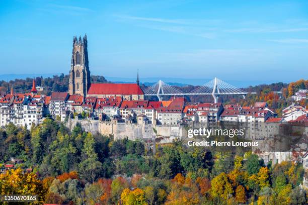 medieval old town of fribourg and the lower town, and saint nicolas cathedral above, poya bridge in backdrop - freiburg skyline stock pictures, royalty-free photos & images