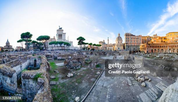 ancient rome, via dei fori imperiali - giulio cesare imperatore foto e immagini stock