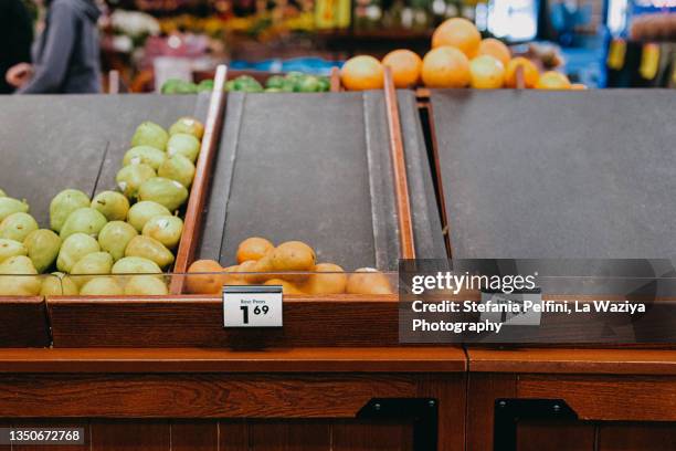 empty fresh fruit aisle at grocery store - food chain stock-fotos und bilder