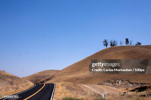 scenic view of road against clear blue sky,fresno,california,united states,usa - fresno californië stockfoto's en -beelden