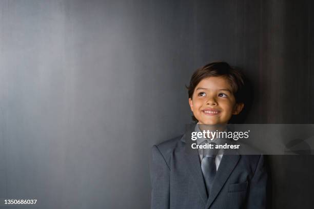 garoto atencioso pensando como homem de negócios - pajem - fotografias e filmes do acervo