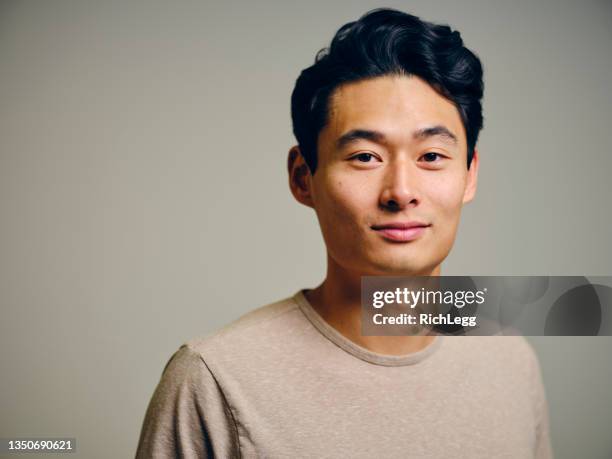 retrato de un hombre asiático - korean fotografías e imágenes de stock