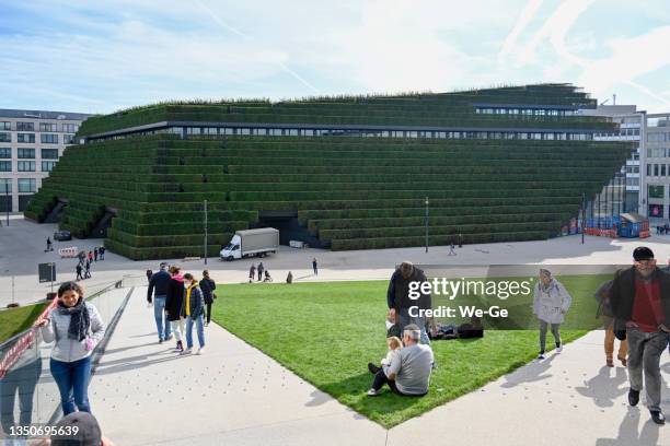 building of the so-called "koe-bogen ii" which was designed by ingenhoven architects and planted with hornbeam hedges. it is the largest green facade in europe. - green roof stock pictures, royalty-free photos & images